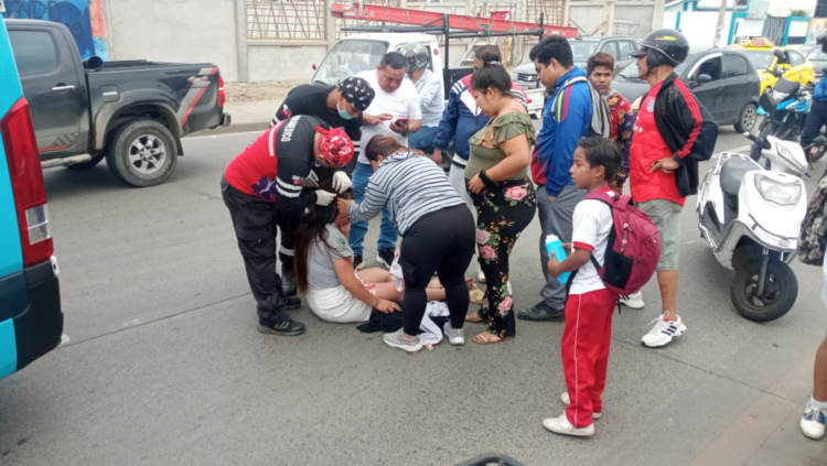 Fuerte choque entre moto eléctrica y bicicleta dos personas resultaron