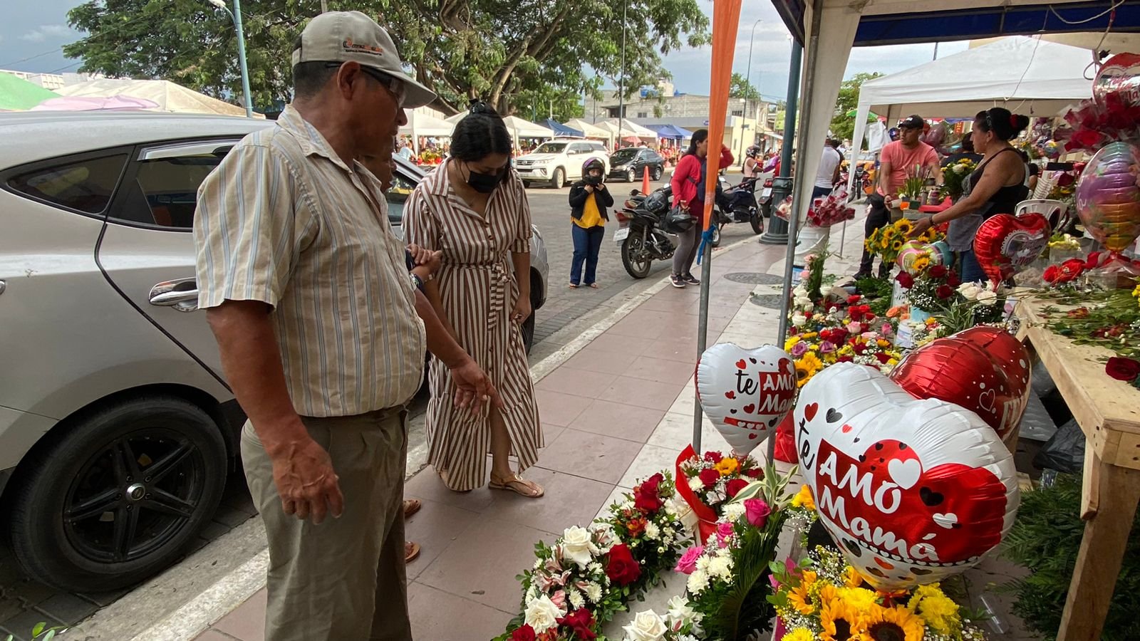 Detalles Con Flores Para Festejar A Mam Comerciantes Ofrecen Arreglos