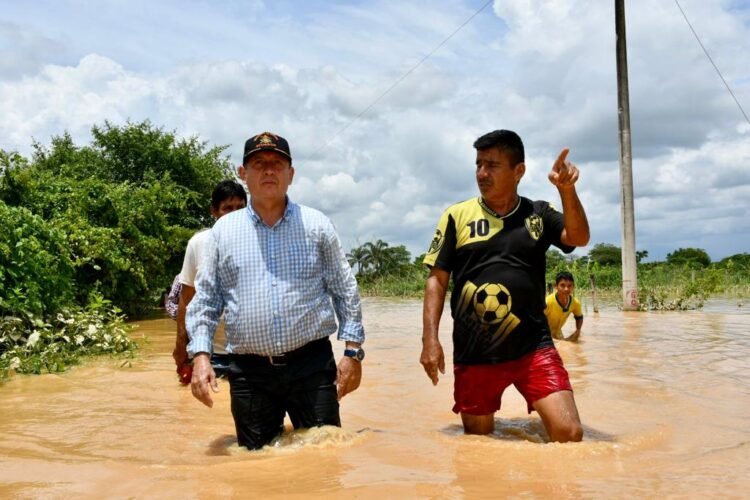 Gobernador de El Oro visitó zonas afectadas por inundaciones en Santa ...