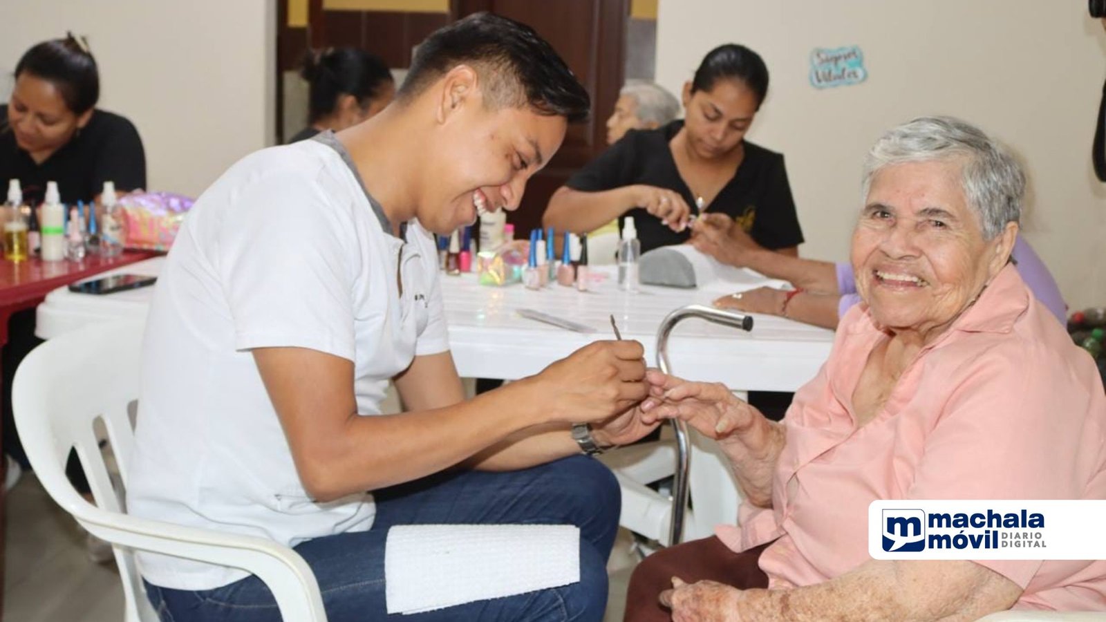 Adultos mayores acceden a los servicios gratuitos de belleza y ...