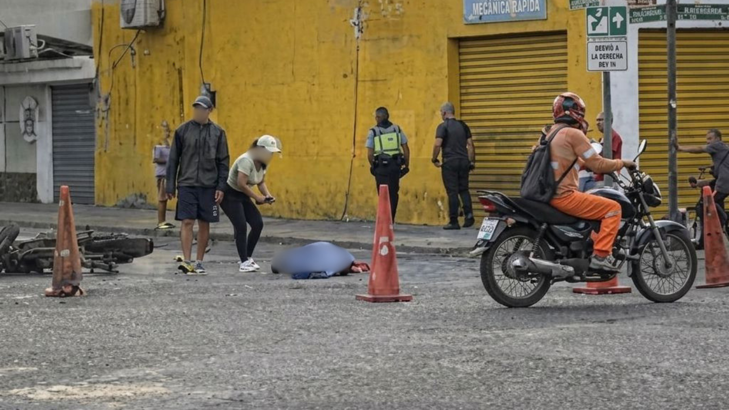 Mujer muere tras ser impactada por un bus en pleno centro de Machala