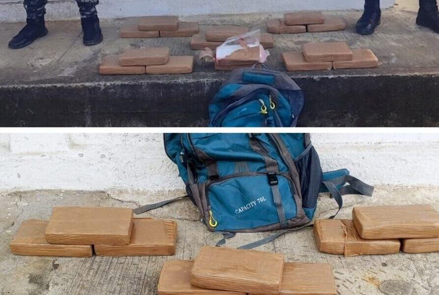 Hallan cargamento de cocaína abandonado en una mochila en zona fronteriza de Esmeraldas