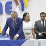 Salida de Diana Atamaint no garantiza un nuevo rumbo en el CNE, según analistas políticos