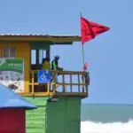 INOCAR emite alerta por oleaje y coloca bandera roja en varias playas del Ecuador