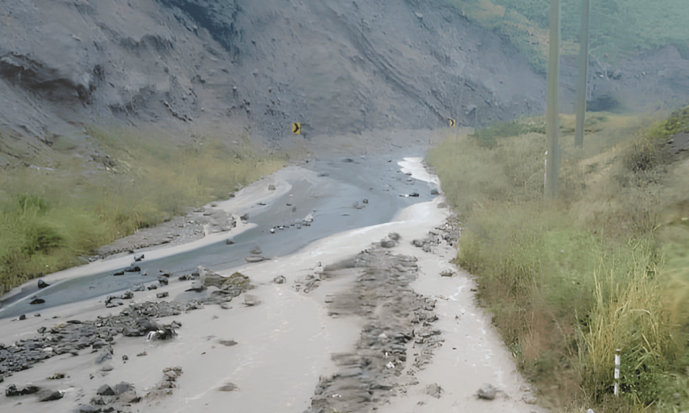 Cerrada la vía Cuenca–Girón–Pasaje por deslizamiento y caída de rocas