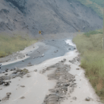 Cerrada la vía Cuenca–Girón–Pasaje por deslizamiento y caída de rocas