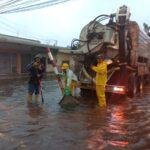 Varias calles de Machala permanecen anegadas por las intensas lluvias