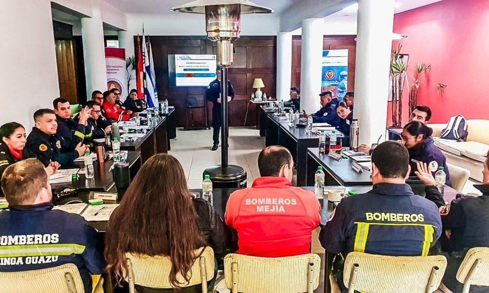 Bomberos de Machala participan en curso internacional de investigación de incendios en Uruguay