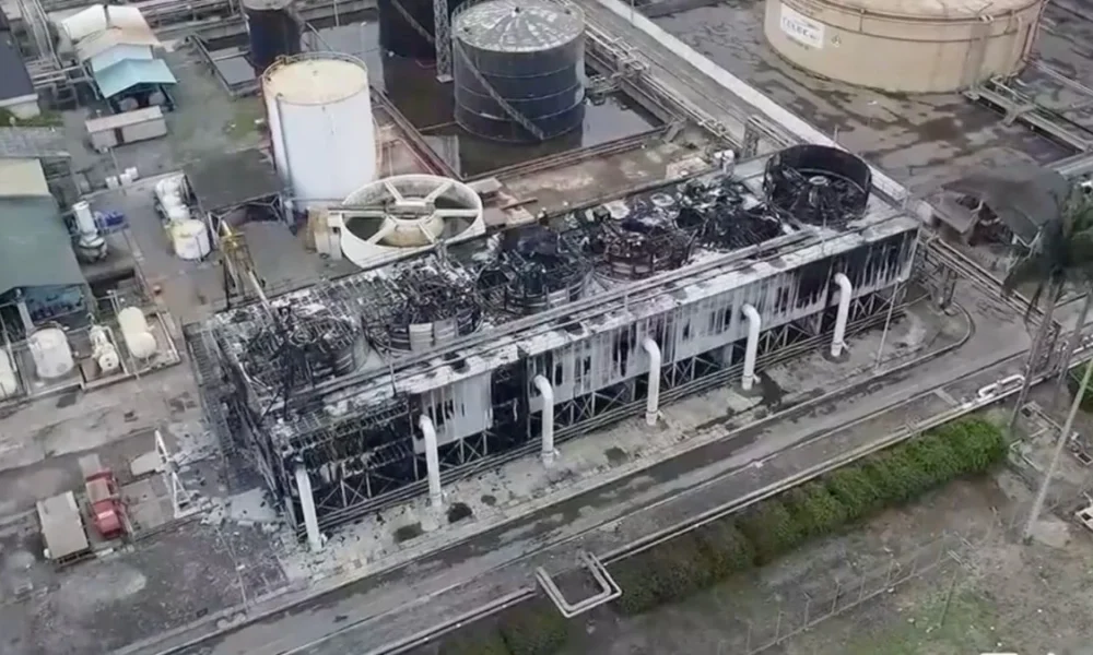 Termoesmeraldas I continúa fuera de servicio tras incendio en su torre de enfriamiento