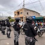Simpatizantes del alcalde Darío Macas se concentraron frente al Comando de Policía durante audiencia